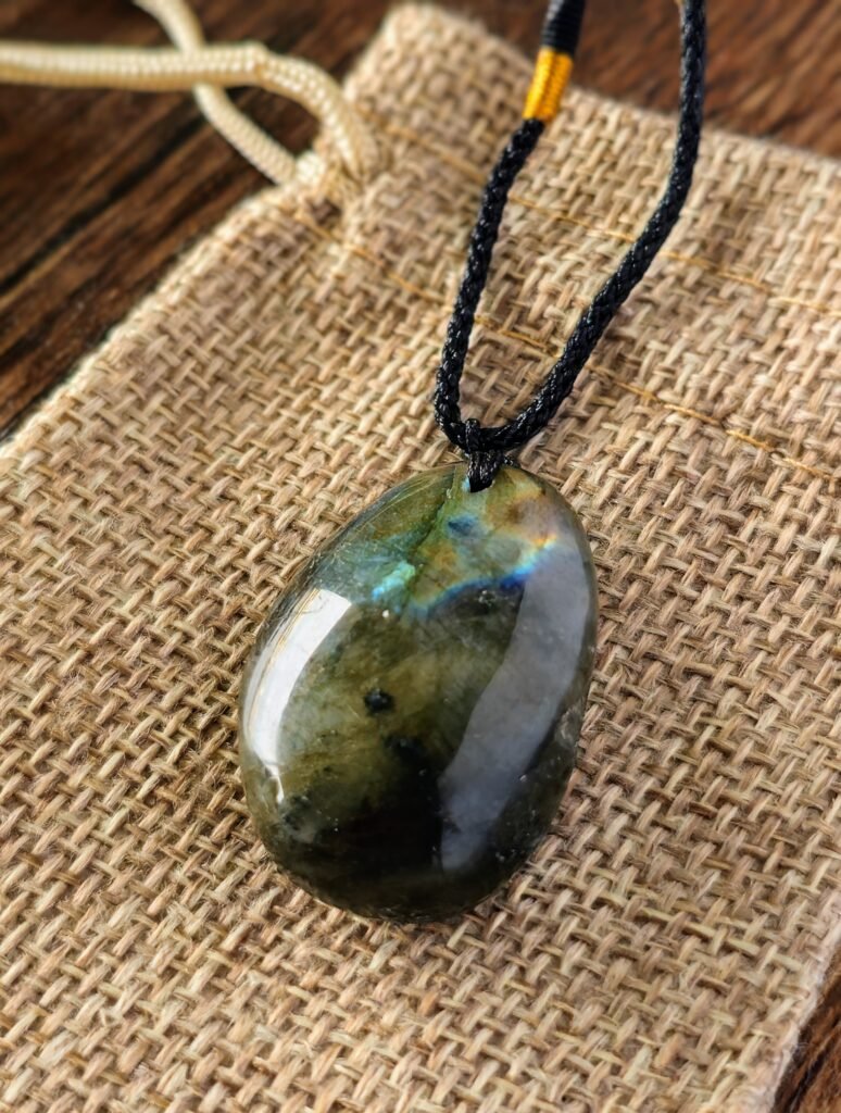 Pendentif Labradorite Élémentaire – Pierre de Protection & d’Intuition