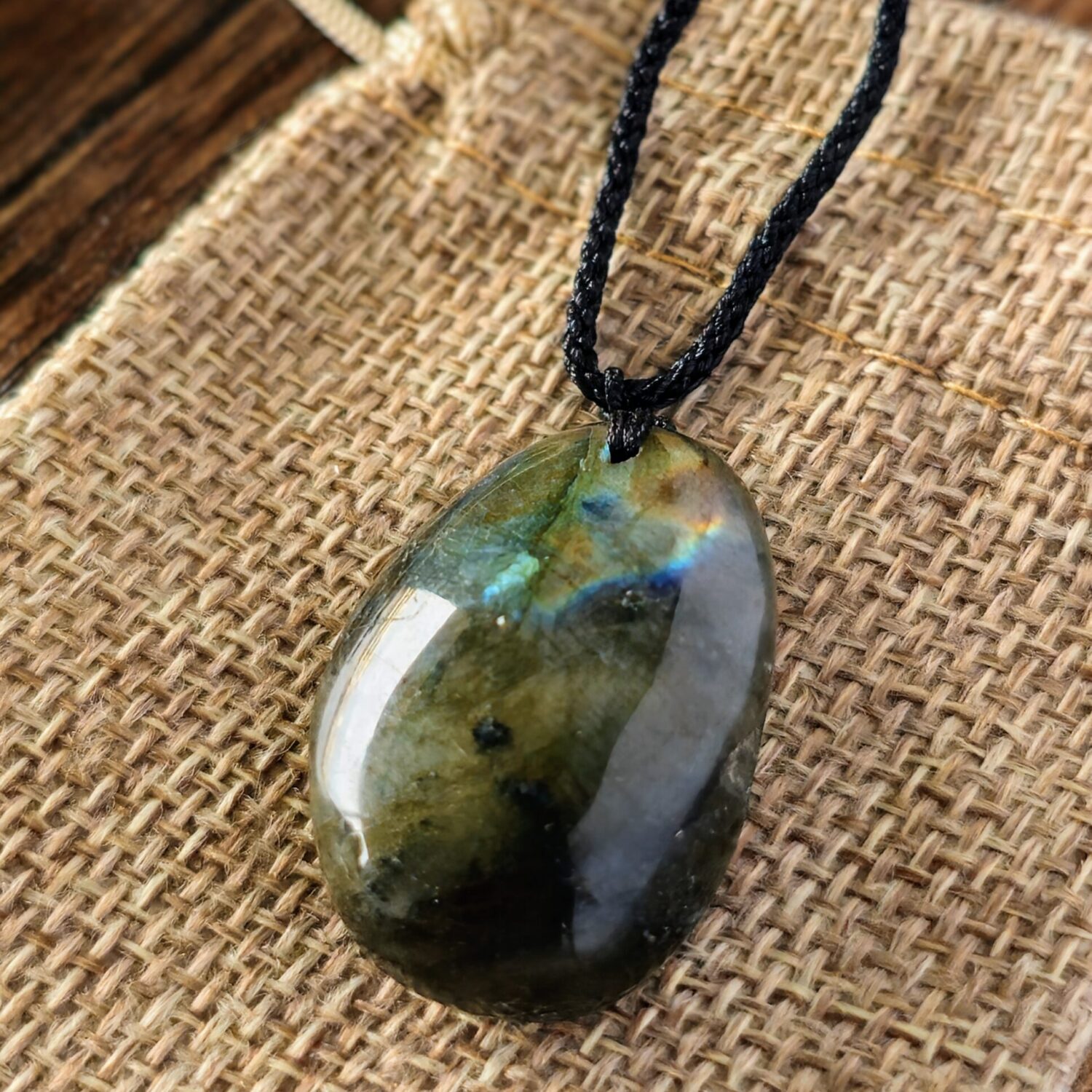 Labradorite Élémentaire – Pendentif protecteur